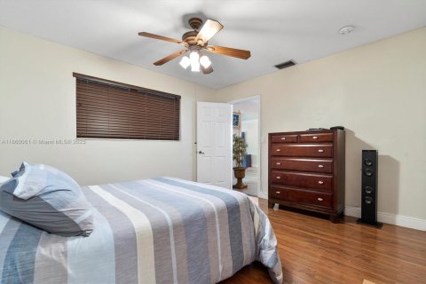 House in Miami Lakes, Florida 5 bedrooms, 218.97 sq.m. № 1889615 - photo 30