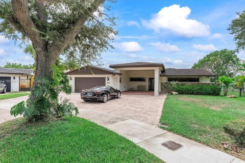House in Miami Lakes, Florida 5 bedrooms, 218.97 sq.m. № 1889615 - photo 4