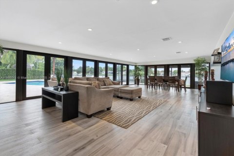 House in Miami Lakes, Florida 5 bedrooms, 218.97 sq.m. № 1889615 - photo 15