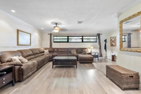 House in Miami Lakes, Florida 5 bedrooms, 218.97 sq.m. № 1889615 - photo 7