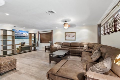 House in Miami Lakes, Florida 5 bedrooms, 218.97 sq.m. № 1889615 - photo 6
