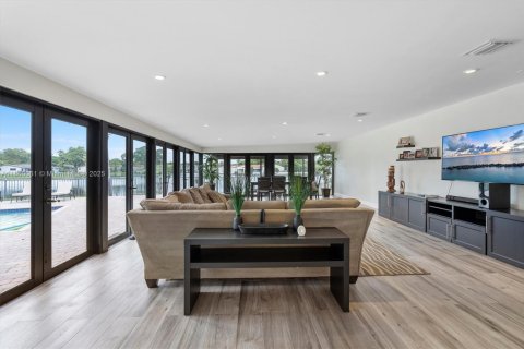 House in Miami Lakes, Florida 5 bedrooms, 218.97 sq.m. № 1889615 - photo 16