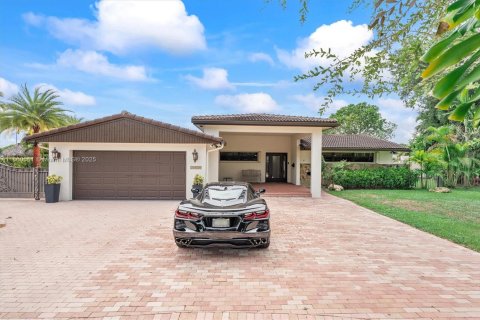 House in Miami Lakes, Florida 5 bedrooms, 218.97 sq.m. № 1889615 - photo 1