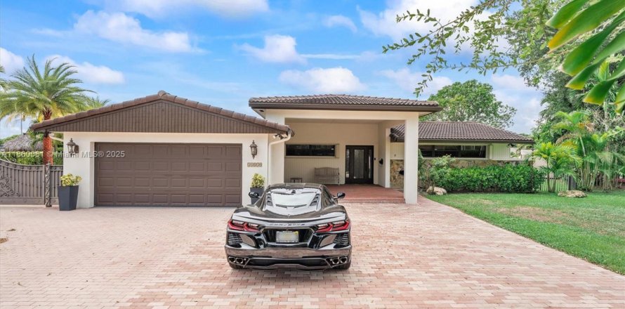 House in Miami Lakes, Florida 5 bedrooms, 218.97 sq.m. № 1889615