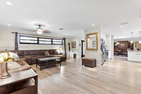 House in Miami Lakes, Florida 5 bedrooms, 218.97 sq.m. № 1889615 - photo 8