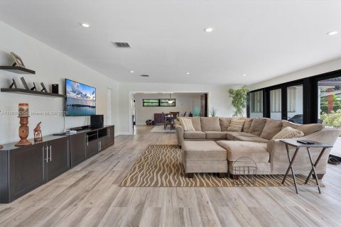 House in Miami Lakes, Florida 5 bedrooms, 218.97 sq.m. № 1889615 - photo 21