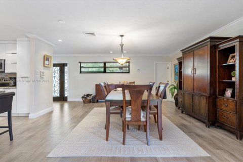 House in Miami Lakes, Florida 5 bedrooms, 218.97 sq.m. № 1889615 - photo 22