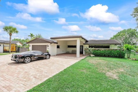House in Miami Lakes, Florida 5 bedrooms, 218.97 sq.m. № 1889615 - photo 3