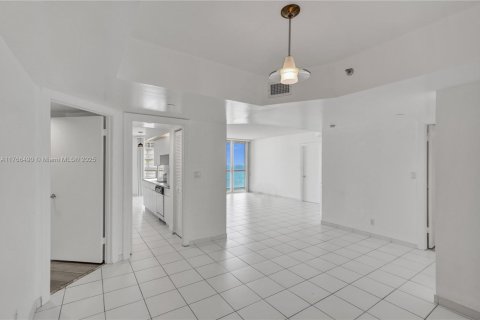 Copropriété à vendre à Sunny Isles Beach, Floride: 2 chambres, 135.64 m2 № 1979705 - photo 4