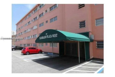 Condo in Hallandale Beach, Florida, 1 bedroom № 2008168 - photo 17