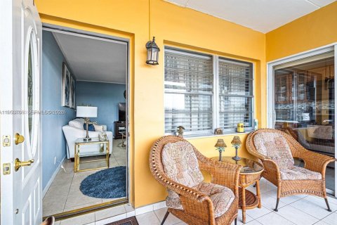 Condo in Hallandale Beach, Florida, 1 bedroom № 2008168 - photo 7