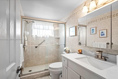 Condo in Hallandale Beach, Florida, 1 bedroom № 2008168 - photo 12