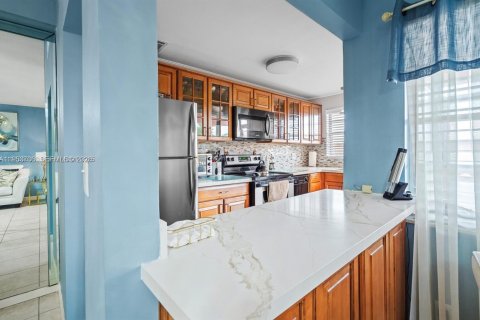 Condo in Hallandale Beach, Florida, 1 bedroom № 2008168 - photo 10