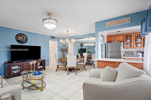 Condo in Hallandale Beach, Florida, 1 bedroom № 2008168 - photo 9