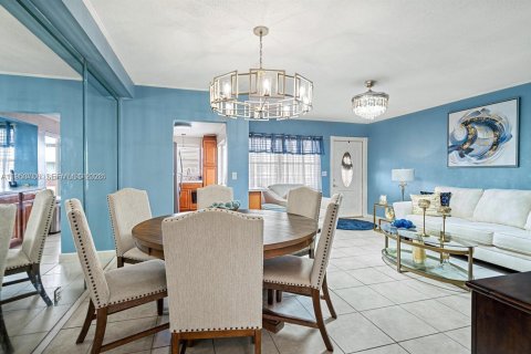 Condo in Hallandale Beach, Florida, 1 bedroom № 2008168 - photo 8