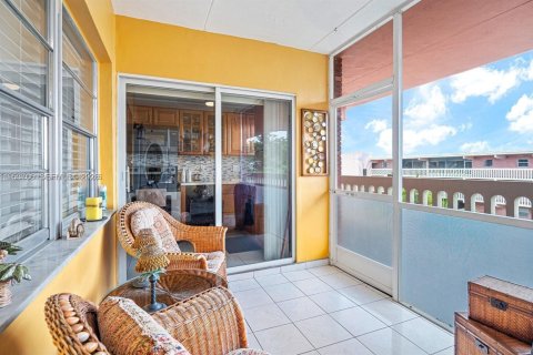 Condo in Hallandale Beach, Florida, 1 bedroom № 2008168 - photo 6