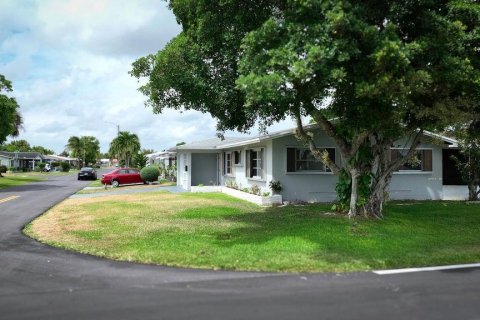 House in Tamarac, Florida 2 bedrooms, 109.81 sq.m. № 1155564 - photo 1