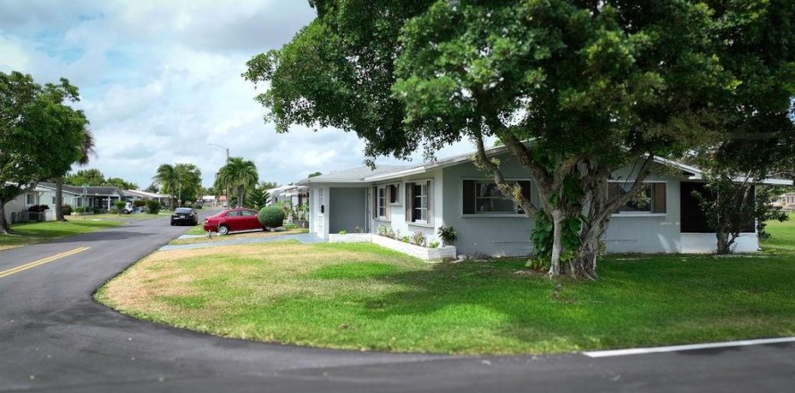 House in Tamarac, Florida 2 bedrooms, 109.81 sq.m. № 1155564