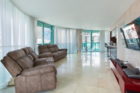 Снять в аренду кондоминиум в Майами-Бич, Флорида 2 спальни, 120.77м2, № 2045737 - фото 3