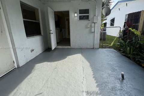 House in North Lauderdale, Florida 4 bedrooms, 137.5 sq.m. № 2086825 - photo 12