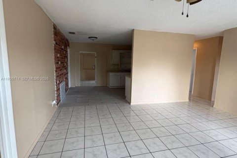 House in North Lauderdale, Florida 4 bedrooms, 137.5 sq.m. № 2086825 - photo 6
