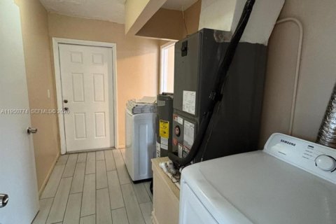 House in North Lauderdale, Florida 4 bedrooms, 137.5 sq.m. № 2086825 - photo 11
