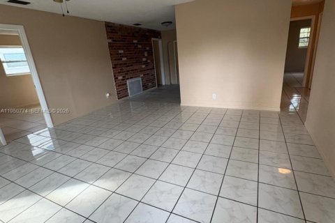 House in North Lauderdale, Florida 4 bedrooms, 137.5 sq.m. № 2086825 - photo 4