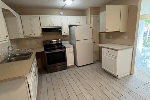 House in North Lauderdale, Florida 4 bedrooms, 137.5 sq.m. № 2086825 - photo 3