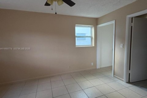House in North Lauderdale, Florida 4 bedrooms, 137.5 sq.m. № 2086825 - photo 9
