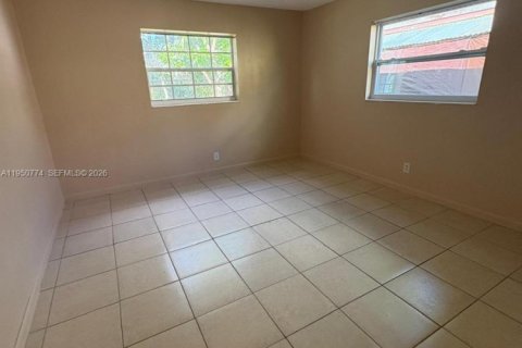 House in North Lauderdale, Florida 4 bedrooms, 137.5 sq.m. № 2086825 - photo 10