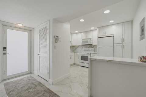 Condominio en venta en Pembroke Pines, Florida, 1 dormitorio, 83.61 m2 № 2175494 - foto 10