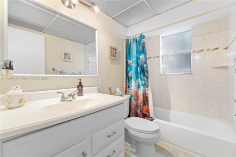 Copropriété à vendre à Lauderdale Lakes, Floride: 2 chambres, 93.83 m2 № 1863129 - photo 18