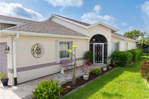 House in North Fort Myers, Florida 2 bedrooms, 155.24 sq.m. № 1778896 - photo 2