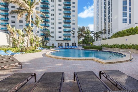 Copropriété à vendre à Hollywood, Floride: 2 chambres, 125.05 m2 № 2189455 - photo 17