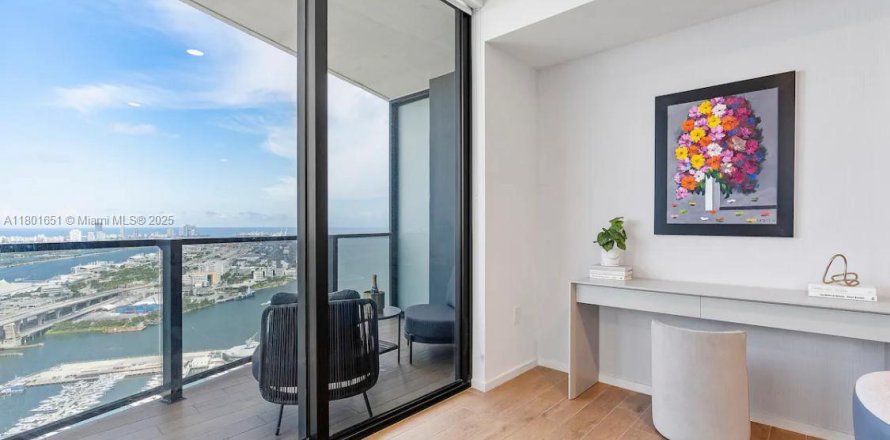 Condominio en Miami, Florida, 2 dormitorios  № 1748415