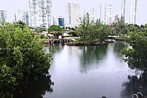 Townhouse in Sunny Isles Beach, Florida 3 bedrooms, 210.42 sq.m. № 1872622 - photo 2