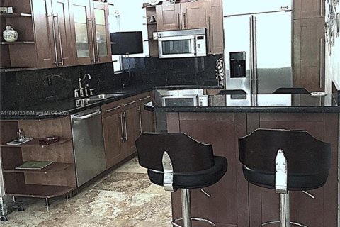 Townhouse in Sunny Isles Beach, Florida 3 bedrooms, 210.42 sq.m. № 1872622 - photo 5