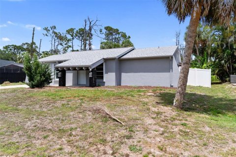House in Port Charlotte, Florida 3 bedrooms, 135.54 sq.m. № 1808335 - photo 6