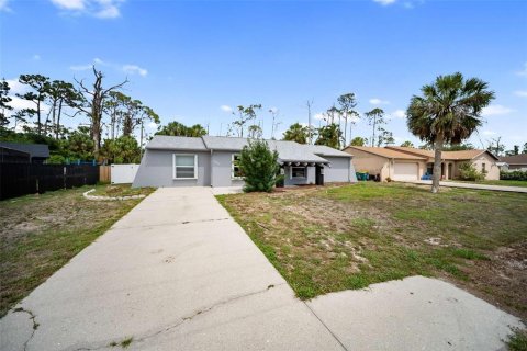 House in Port Charlotte, Florida 3 bedrooms, 135.54 sq.m. № 1808335 - photo 16