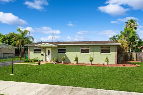 House in Cutler Bay, Florida 3 bedrooms, 145.39 sq.m. № 1779723 - photo 2