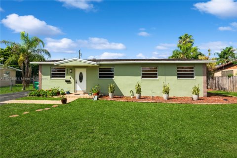 House in Cutler Bay, Florida 3 bedrooms, 145.39 sq.m. № 1779723 - photo 1