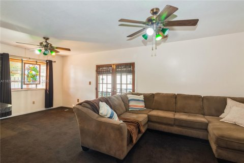 House in Cutler Bay, Florida 3 bedrooms, 145.39 sq.m. № 1779723 - photo 13