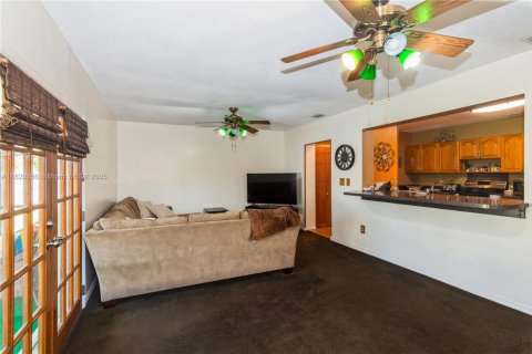 House in Cutler Bay, Florida 3 bedrooms, 145.39 sq.m. № 1779723 - photo 15