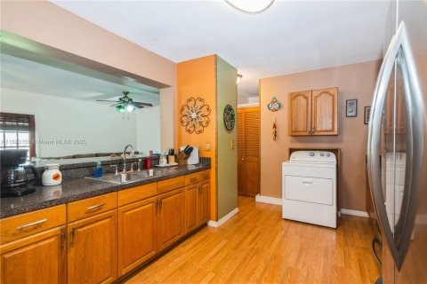 House in Cutler Bay, Florida 3 bedrooms, 145.39 sq.m. № 1779723 - photo 11