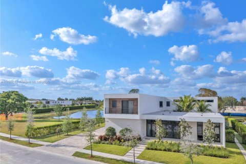 Купить виллу или дом в Уэстон, Флорида 5 спален, 498.7м2, № 1954242 - фото 1