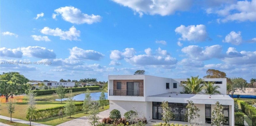 Дом в Уэстон, Флорида 5 спален, 498.7м2 № 1954242