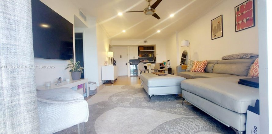 Кондоминиум с 1 спальней в Холливуд, Флорида № 1891422