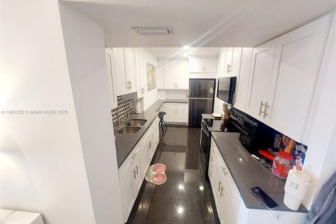 Купить кондоминиум в Холливуд, Флорида 1 спальня, 78.41м2, № 1891422 - фото 17