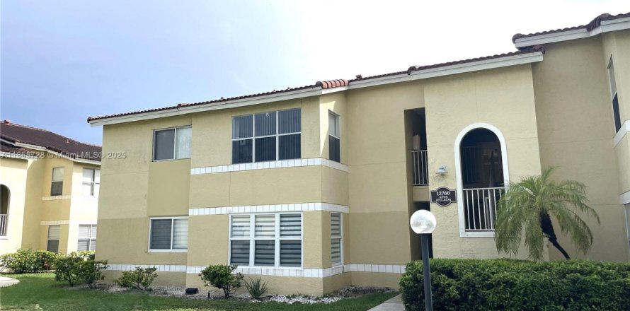 Condominio en Sunrise, Florida, 2 dormitorios № 1880319