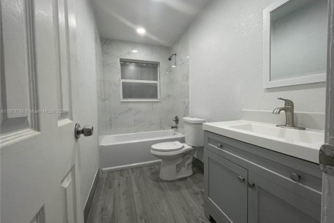 Commercial property in Hollywood, Florida 188.41 sq.m. № 1895604 - photo 2